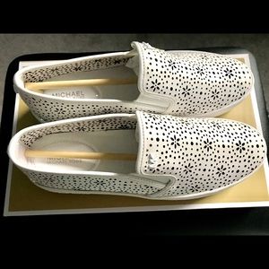 Size: US 7.5M / 37.5 / Color: Optic White